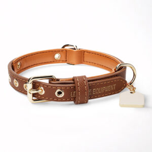 Hundhalsband i mjukt material med namnbricka. Brun